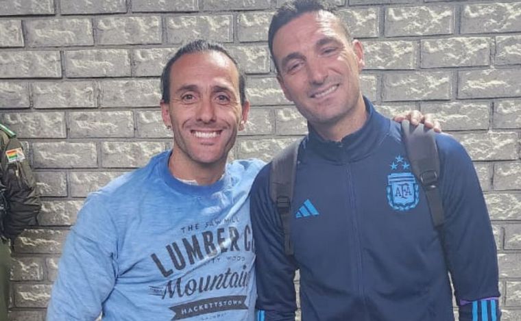 Nicolás Mai, enviado de Cadena 3, junto a Lionel Scaloni.