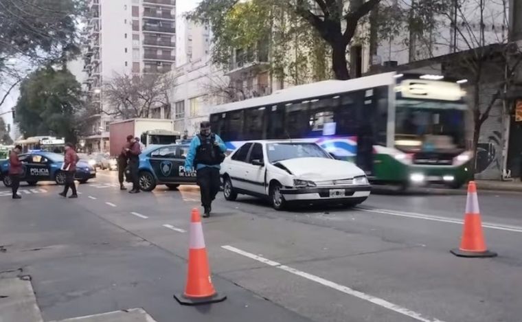 El vehículo quedó en medio de la calzada.