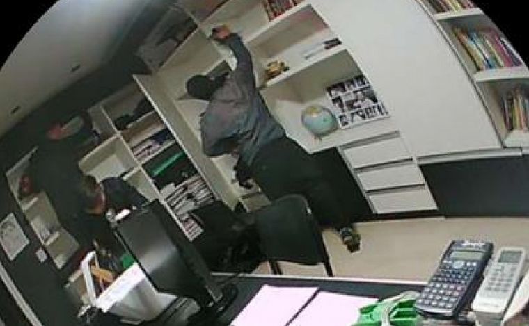 FOTO: Los supuestos delincuentes quedaron filmados por una cámara de inseguridad.