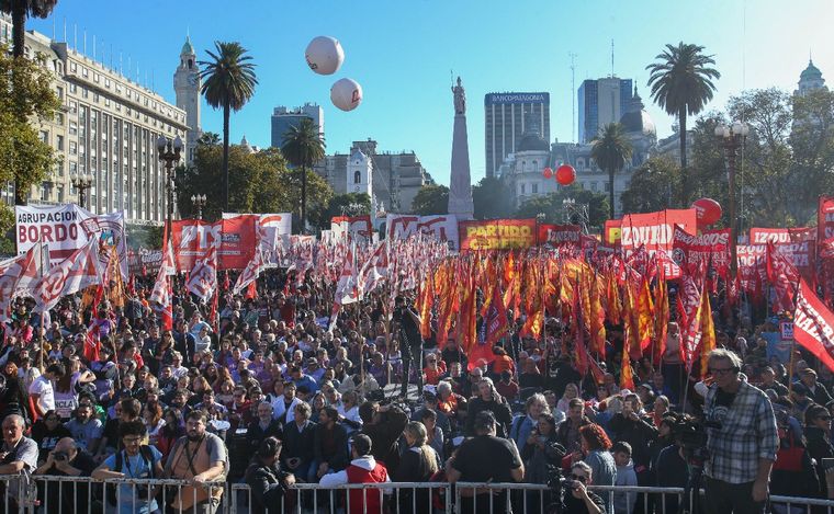FOTO: Organizaciones marcharán con el apoyo de piqueteros napolitanos en Buenos Aires. (NA)