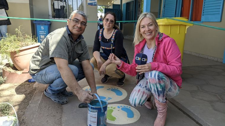 La seño Micaela lidera el proyecto de arte de la escuela en Bº Sacchi.