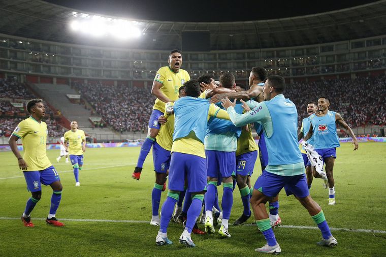 Brasil festeja el gol de Marquinhos. (Foto: @CBF_Futebol)