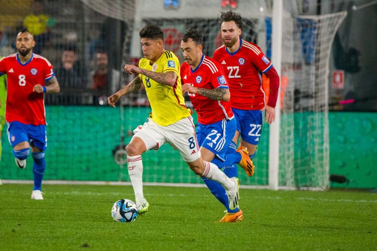 FOTO: Carrascal lleva la pelota ante la marca de Matías Catalán. (@FCFSeleccionCol)