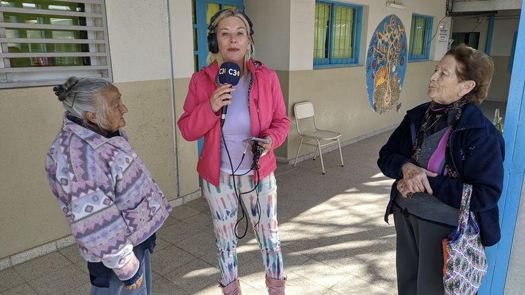 FOTO: Las abuelas que aprenden a leer y escribir y les encanta la escuela