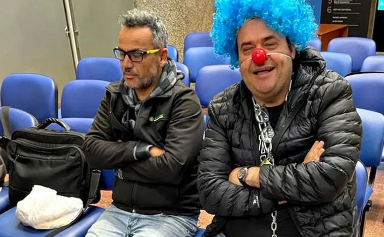 Se encadenó disfrazado de payaso porque no consigue dólares para importar.