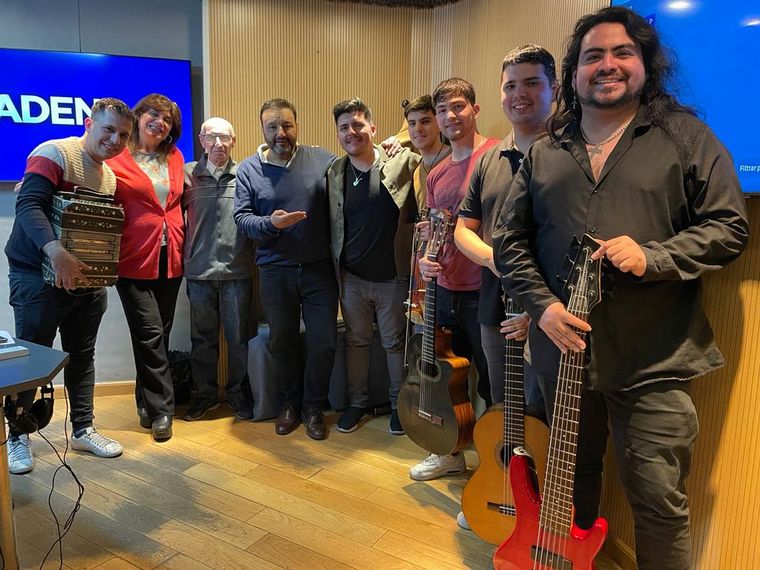 Nicolás Villa trajo todo su ritmo y folclore a los estudios de la radio