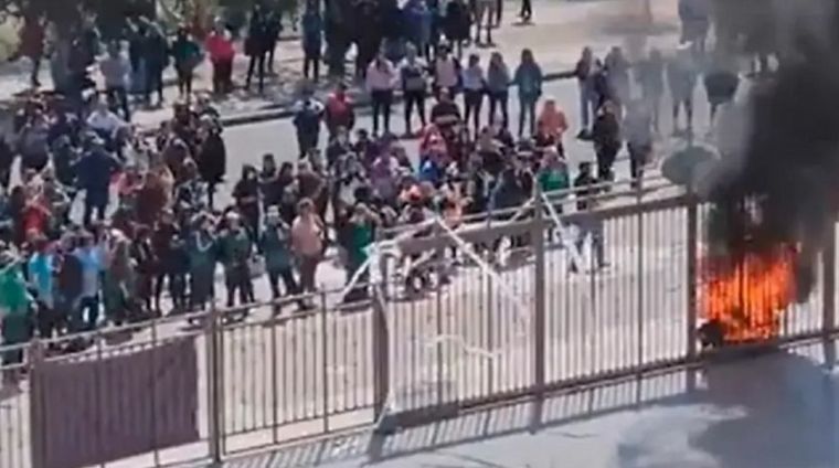 Trabajadores que esperaban se aprobara el proyecto bloquearon ingreso al parlamento.