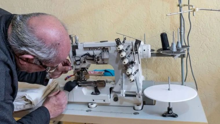 FOTO: Es policía retirado y a sus 65 años descubrió una nueva pasión: la costura