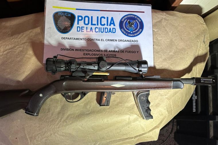 Las armas halladas en un departamento de Palermo.