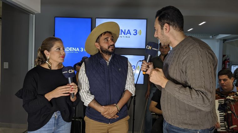 FOTO: Lázaro Caballero visitó Cadena 3 antes de su show en el Comedor Universitario.
