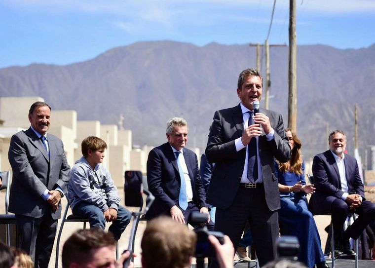 Massa anunció sorteos de autos y electrodomésticos para consumidores y comercios.