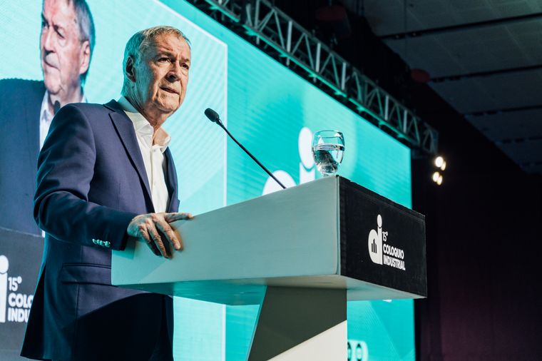 Juan Schiaretti, en el 15° Coloquio Industrial de la UIC. 