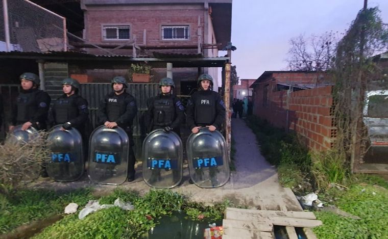 Fuerzas policiales en uno de los domicilios allanados.
