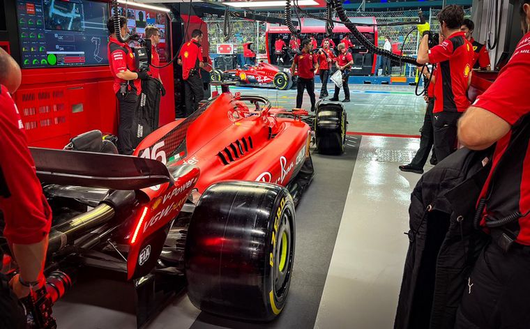FOTO: Ferrari arrasó en el primer día de Singapur con Sainz y Leclerc
