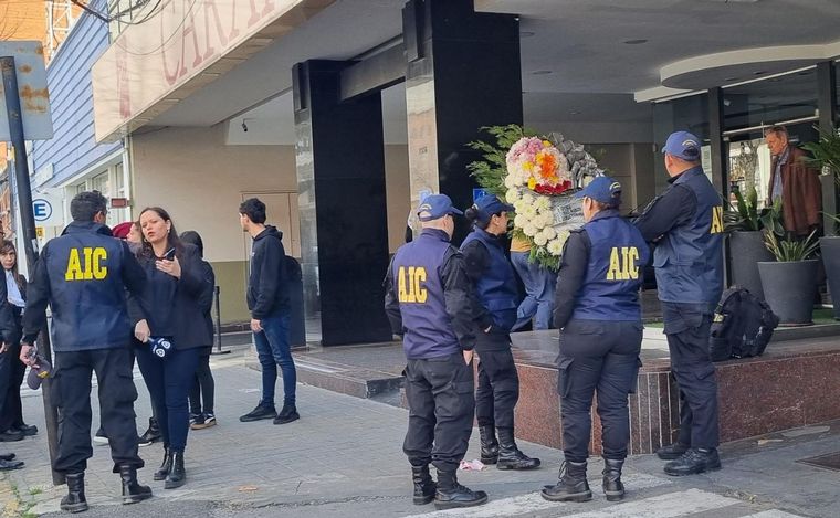 Triste adiós: familiares y amigos del policía asesinado despidieron sus restos.