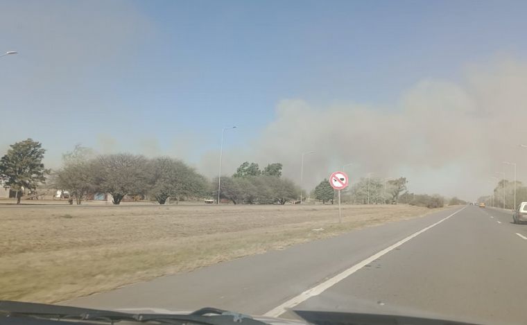 FOTO: Grandes columnas de humo en la Autopista Córdoba-Rosario.