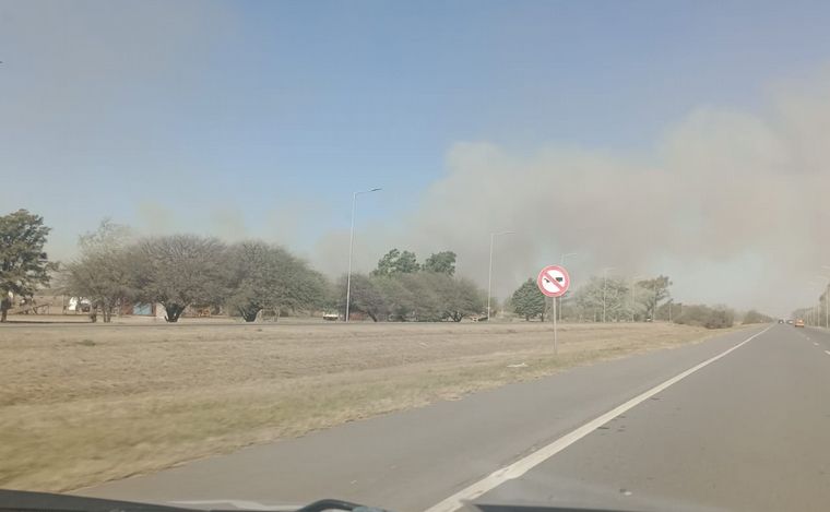 FOTO: Grandes columnas de humo en la Autopista Córdoba-Rosario.