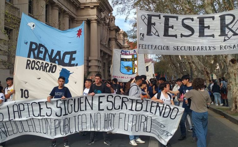 FOTO: Marcha en Rosario para conmemorar los 47 años de la Noche de los Lápices.