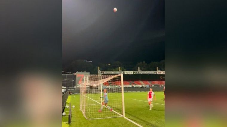 FOTO:  El insólito gol del Ajax Femenino. (Foto:Captura video)