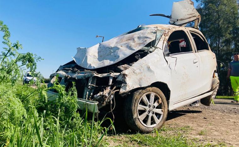 Un herido grave tras volcar su auto en la autopista Rosario-Córdoba.