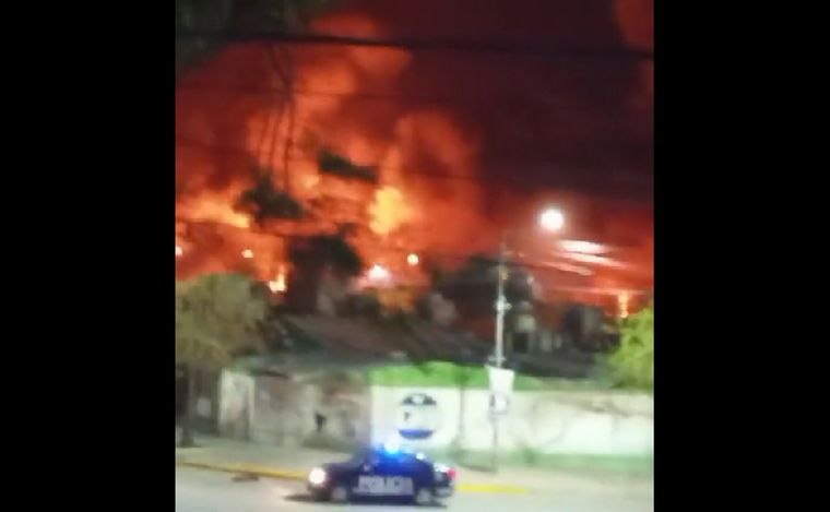 FOTO: Un voraz incendio en una playa de autos de Mendoza dejó 40 familias evacuadas.
