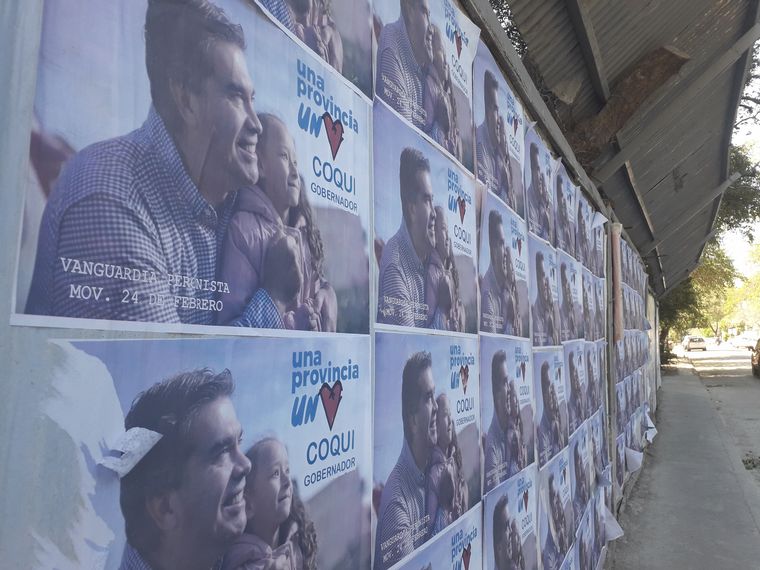 Afiches en la vía pública.