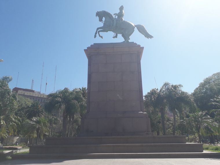 Hoy, al pie del monumento a San Martín no hay rastros de los pedidos por Cecilia.