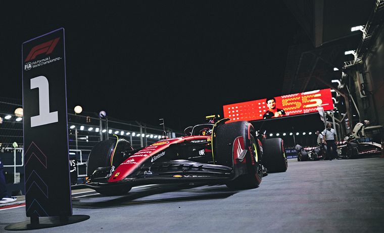 FOTO: Carlos Sainz y Ferrari con la pole en Singapur