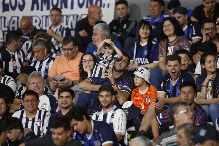 Te vi en la cancha: buscate en las tribunas del estadio Mario Alberto Kempes.