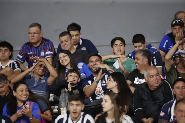 Te vi en la cancha: buscate en las tribunas del estadio Mario Alberto Kempes.