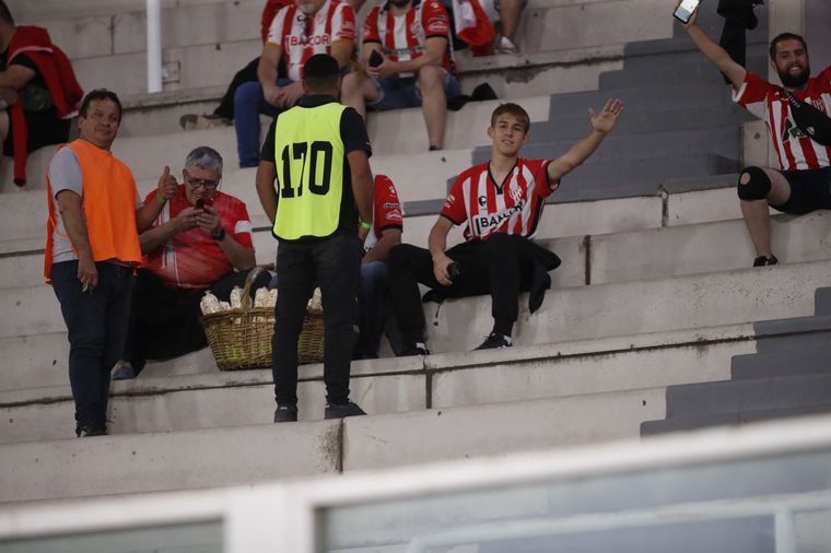 Te vi en la cancha: buscate en las tribunas del estadio Mario Alberto Kempes.