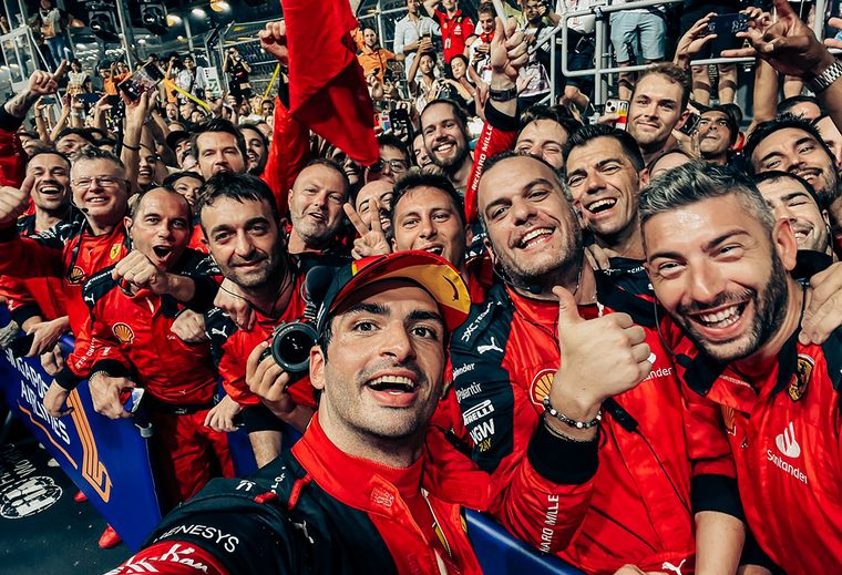 FOTO: El festejo de Sainz con sus mecánicos de Ferrari en Singapur.
