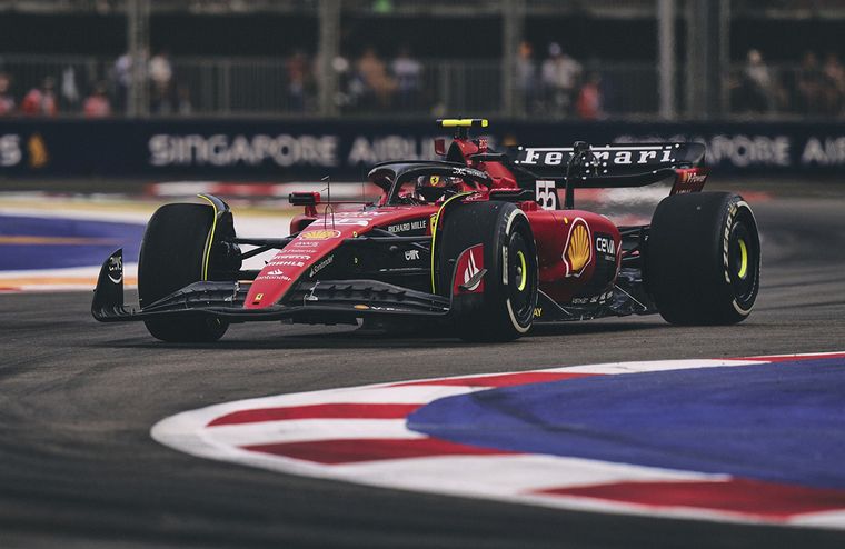 FOTO: Ferrari y Sainz, imparables en Singapur.