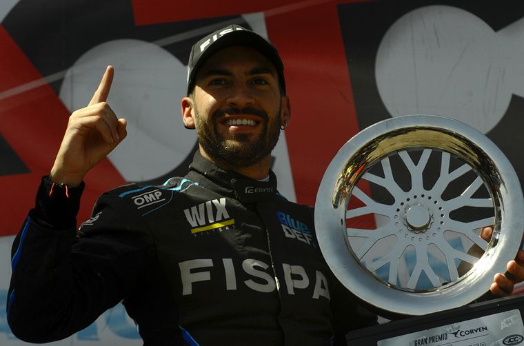FOTO: Santero festejando su victoria en el podio final de San Luis.