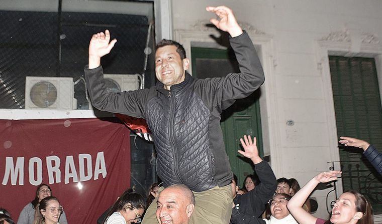 FOTO: Gonzalo Parodi, en andas, festeja la victoria en la interna de la UCR riocuartense.  
