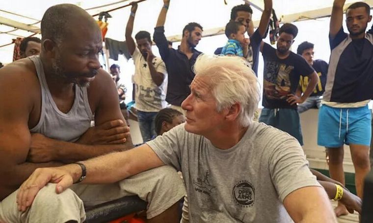 FOTO: El día que Richard Gere se acercó a ayudar a los migrantes.