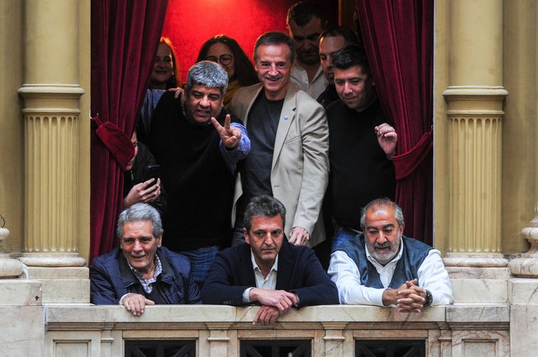 Sergio Massa estuvo en el Congreso, rodeado por los sindicalistas de la CGT. 