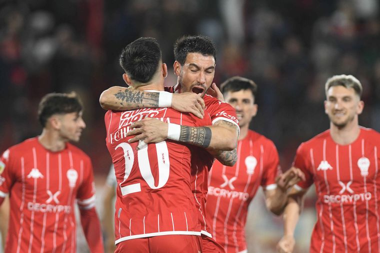 FOTO: Fabio Pereyra celebra el primer gol de Huracán.