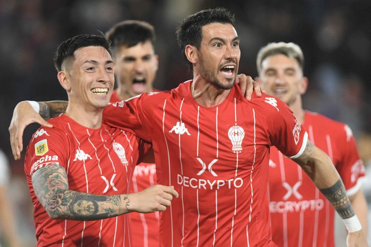 Fabio Pereyra celebra el primer gol de Huracán.