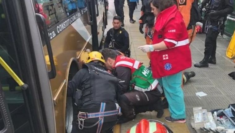 Se recupera la monja que quedó atrapada debajo de un colectivo en la 9 de Julio