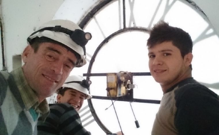 FOTO: Guillermo y Alejandro se dedican a reparar relojes históricos. (Foto: El Doce)