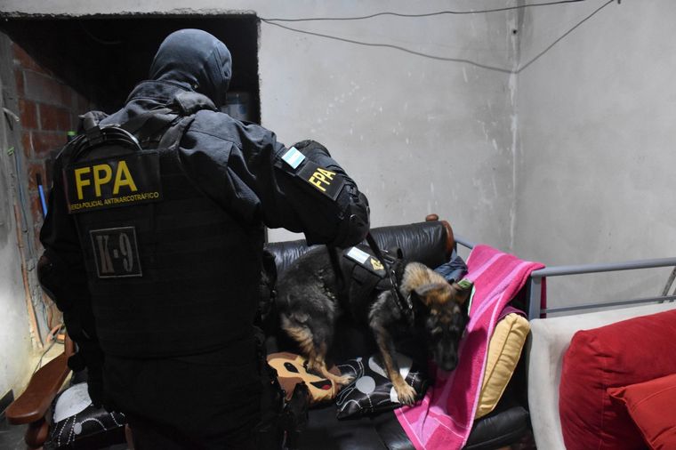 FOTO: Megaoperativo contra una presunta banda que vendía drogas en Córdoba. (FPA)