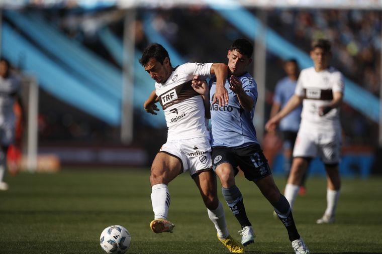 FOTO: Belgrano-Platense, un duelo intenso.