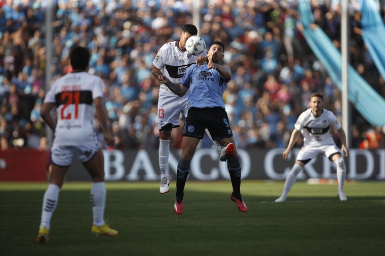 FOTO: Belgrano-Platense, un duelo intenso.