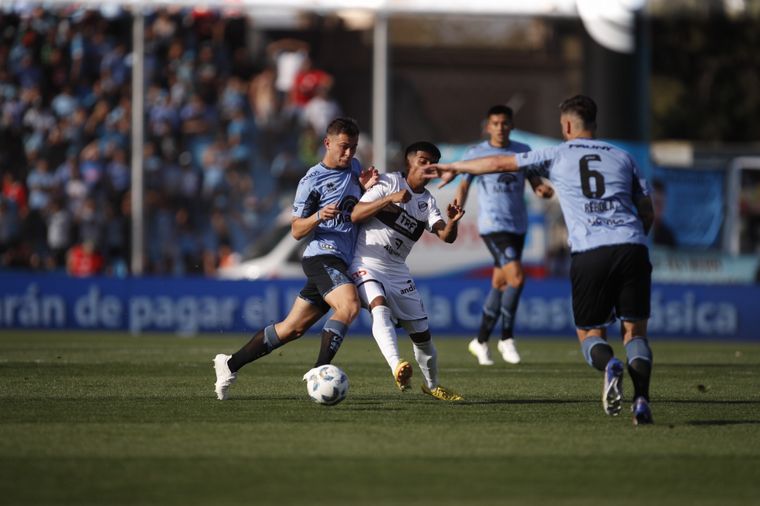 FOTO: Belgrano-Platense, un duelo intenso.