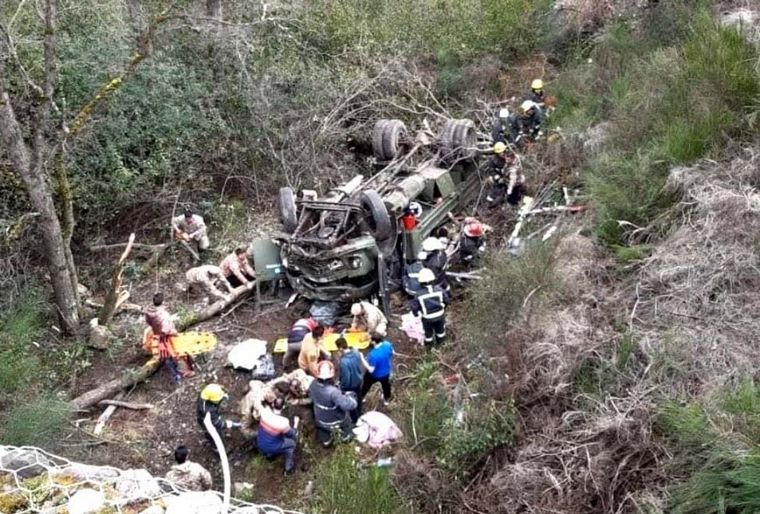 Un camión del Ejército cayó por un barranco en Neuquén: 4 muertos y 18 heridos.