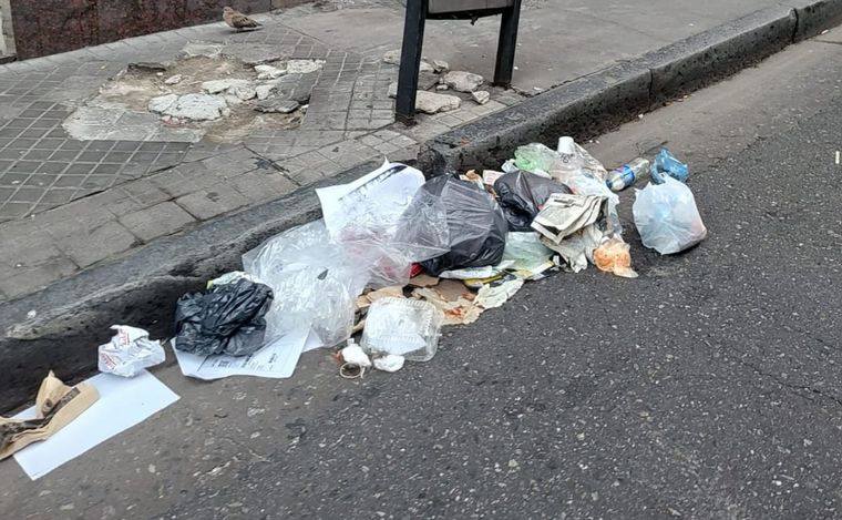 FOTO: Restos de basura en distintos puntos de la ciudad.