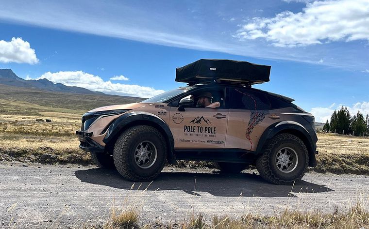 FOTO: De Polo a Polo, el Nissan Ariya cruza la línea del Ecuador