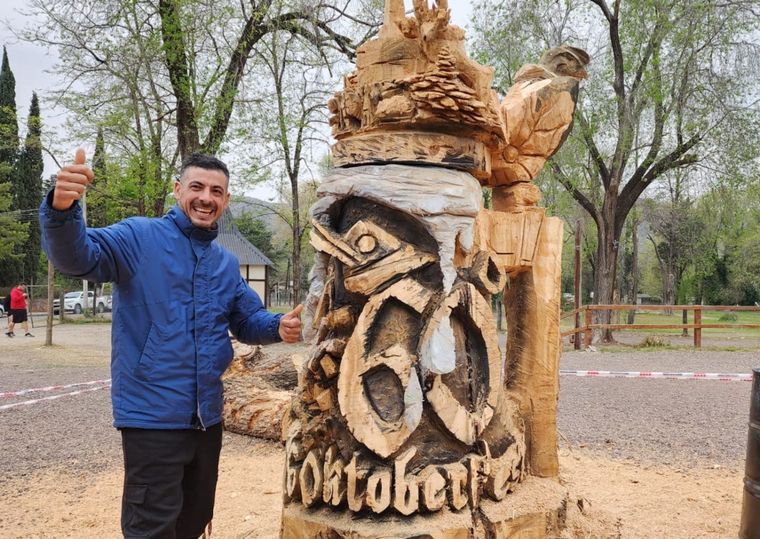FOTO: Con una motosierra Luis Pérez hace arte en Villa General Belgrano.