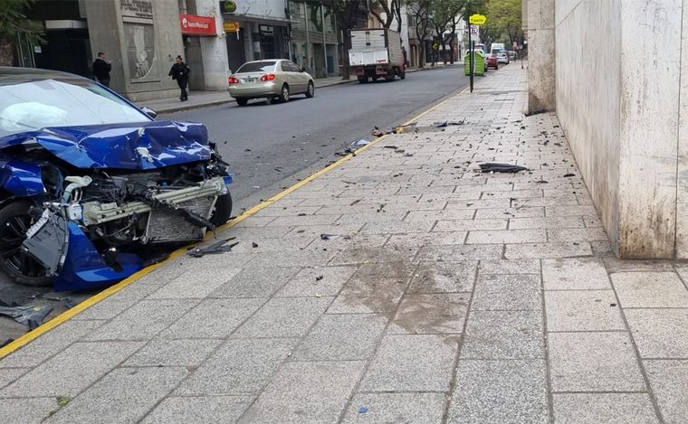 Impactante choque entre dos autos frente a Tribunales: un herido grave.
